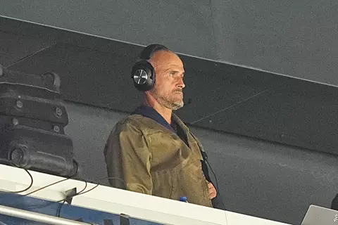 يشاهد المباريات من المدرجات.. أحدث اختراعات إنريكي مع باريس سان جيرمان